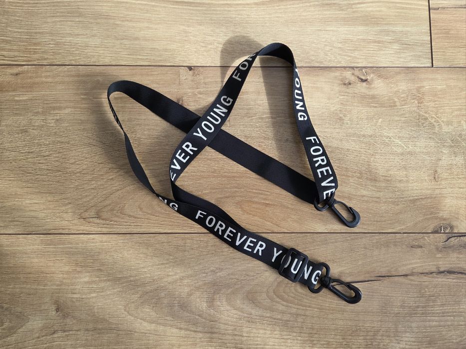 Pasek czarny regulowany do torebki z białym napisem Forever Young