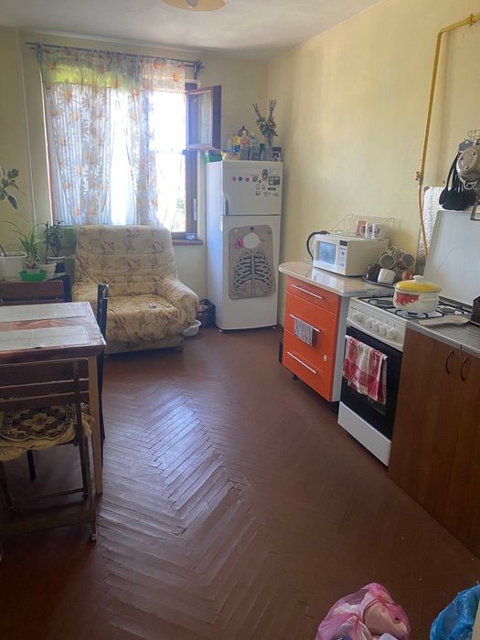 Здам кімнату у трьох кімнатній квартирі для Хлопця.