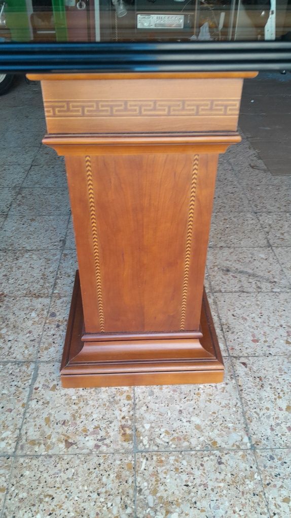 Mesa com tampo em vidro