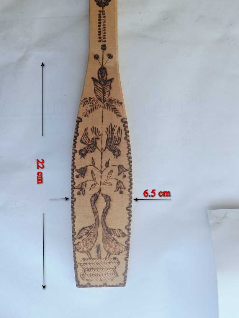Łycha, nabierak 56cm. Mieszadło drewniane 63cm, oba ze wzorem ludowym.