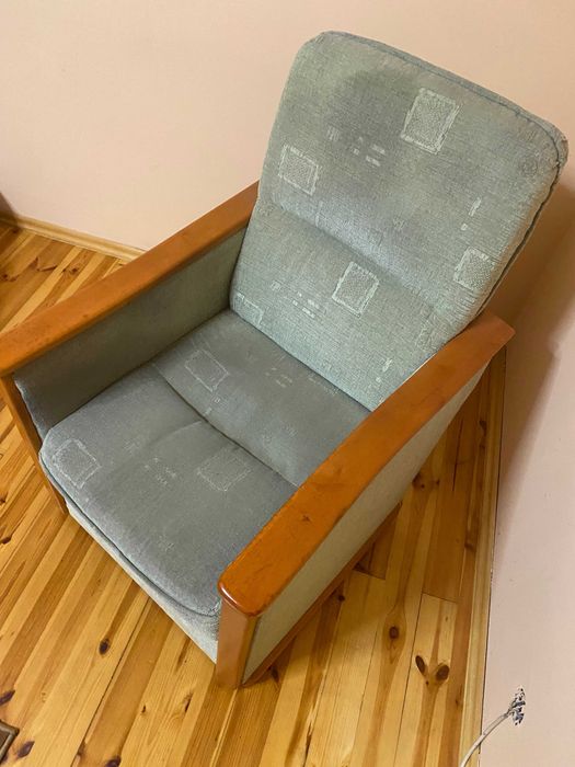 Dwa fotele z solidnej  zielonej tkaniny z drewnianymi podłokietnikami