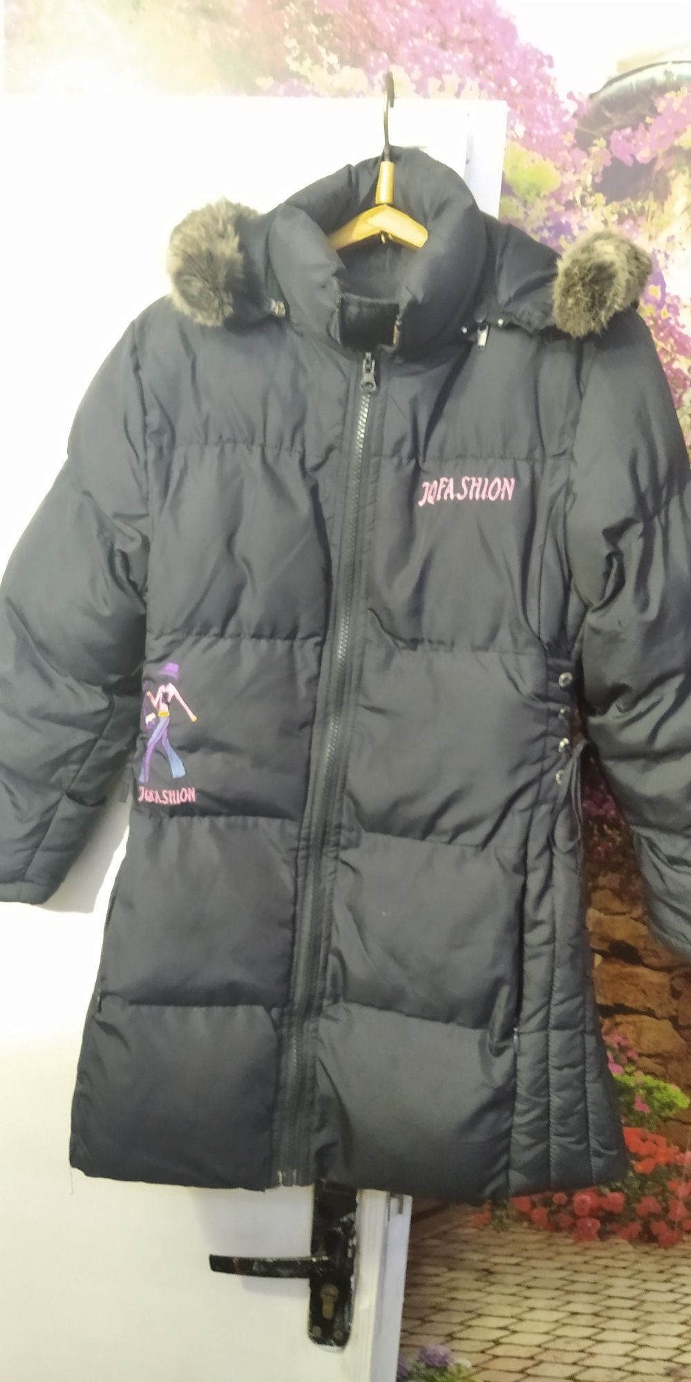 Зимняя детская куртка- пуховик б/у для девочки.
