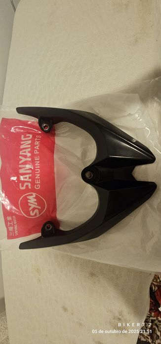 Pegas de passageiro traseiras.