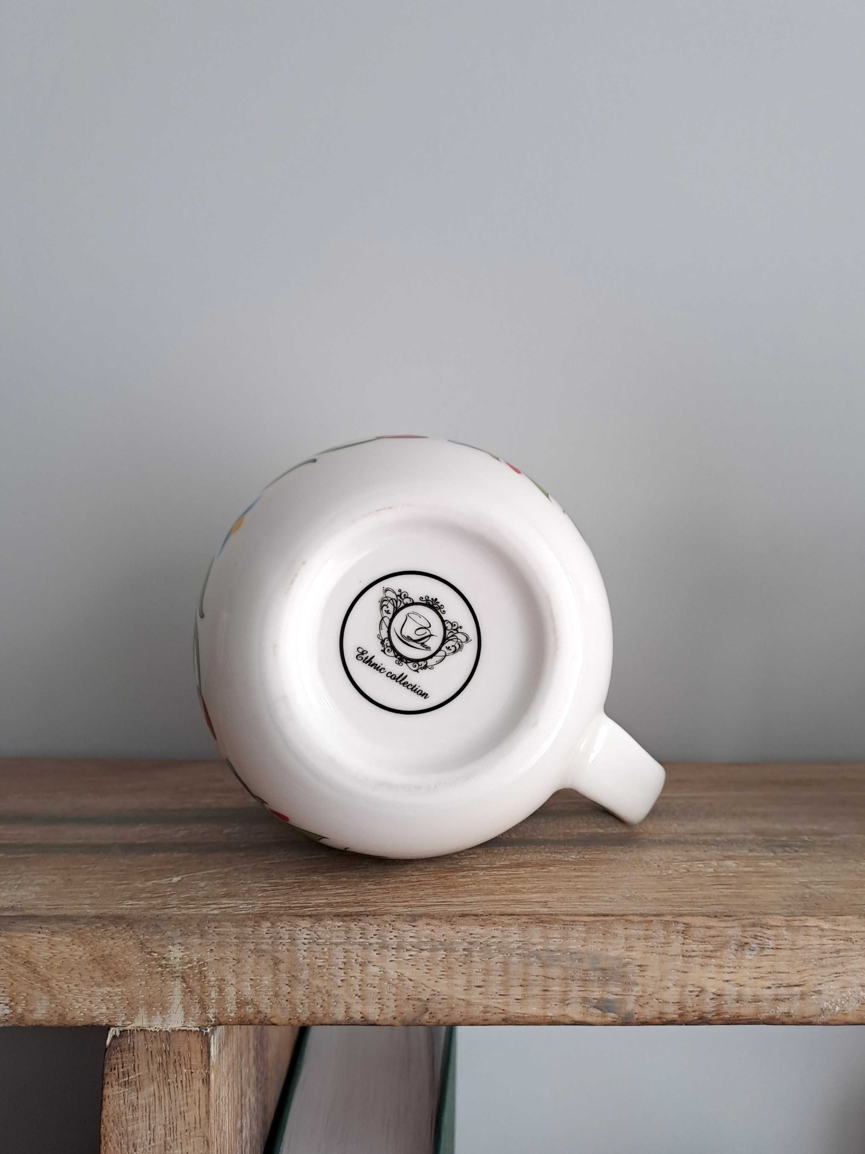Porcelanowy regionalny kubek baryłka Ptaszek Kaszubski w tulipanch