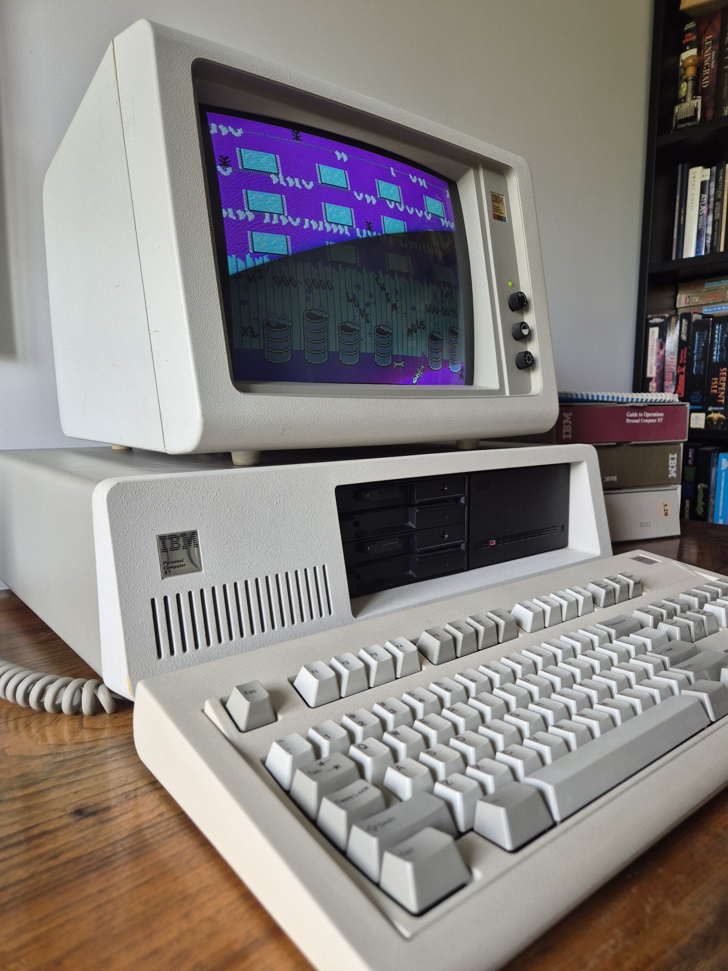 IBM XT 5160 z monitorem IBM 5153 (CGA) - czytaj!