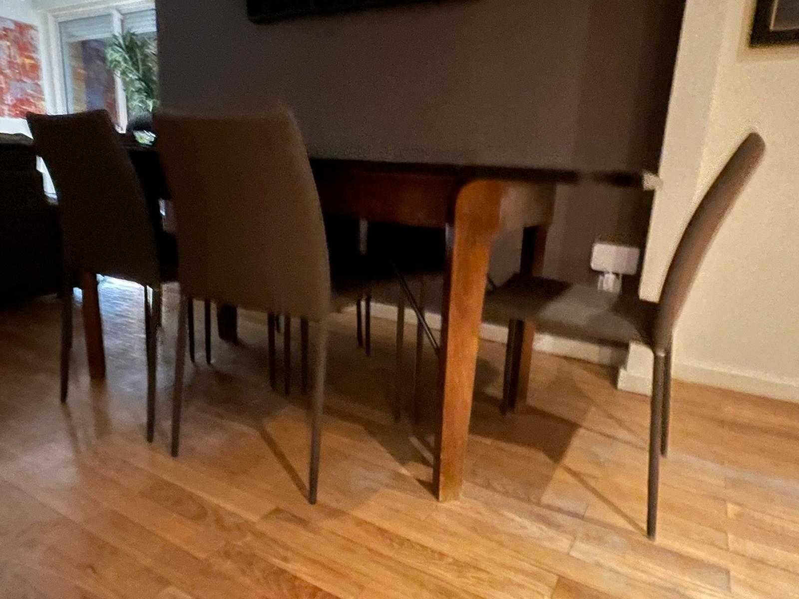 Mesa de Jantar com conjunto de 8 cadeiras