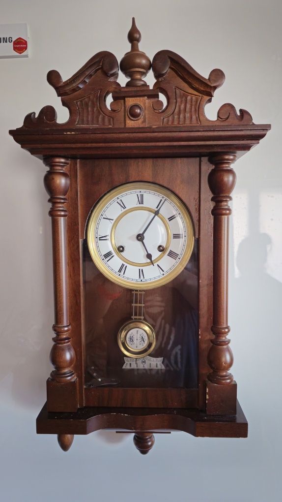 Stary zegar z wahadłem wybijające godzinę