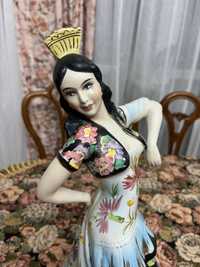 Figurka porcelanowa  dama w sukni balowej