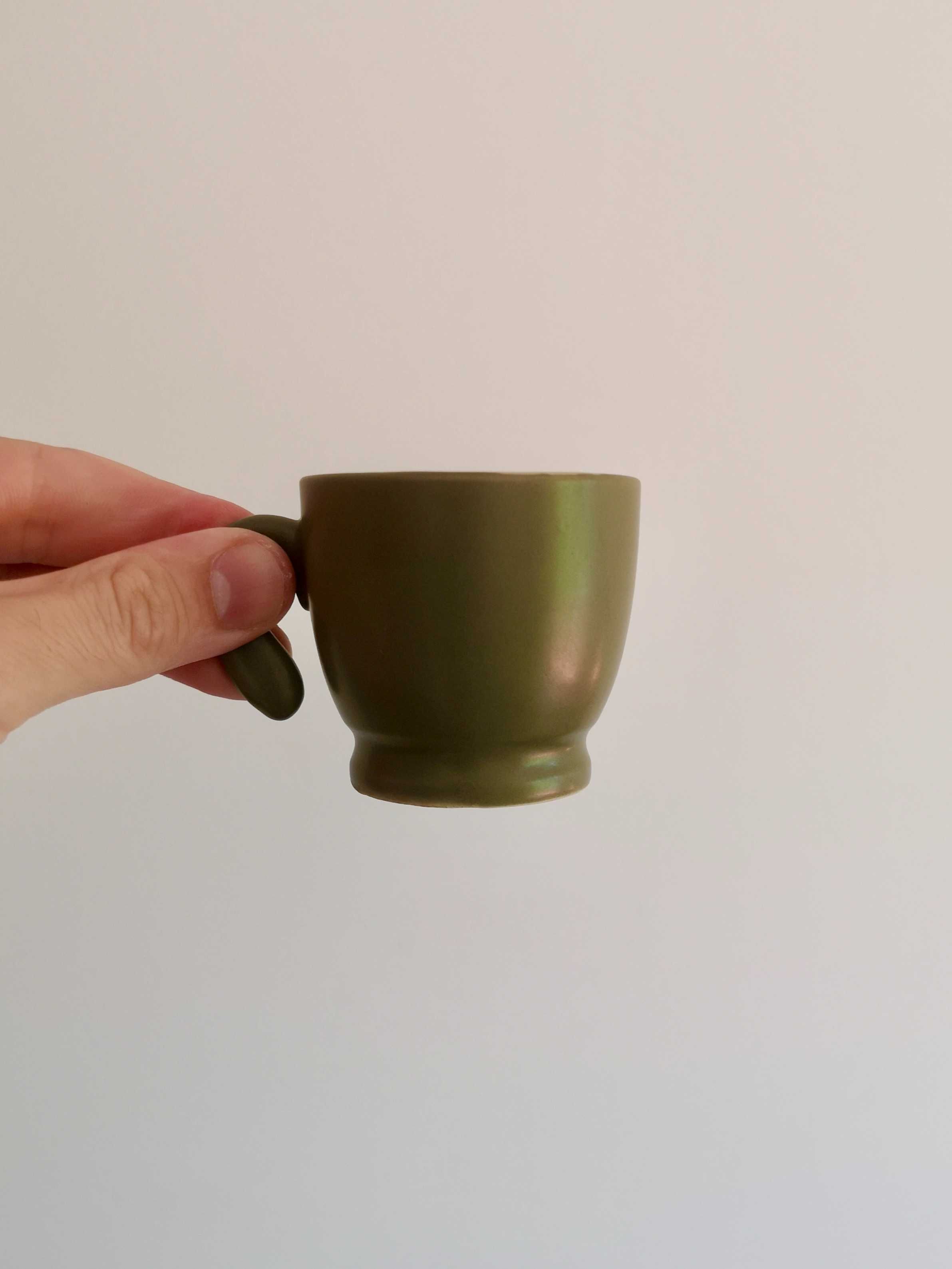 Chávena de café com pires, em cerâmica verde azeitona matte