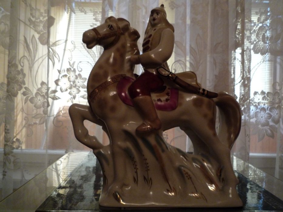Фарфоровая статуэтка Красноармеец на коне.(Буденовец).