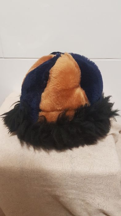 Czapka damska z futra i skóry owcy w b.dobrym stanie
