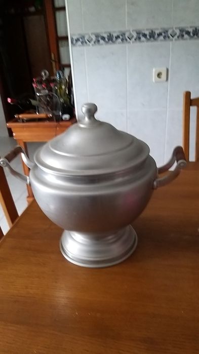 Vendo terrina em alumínio com contraste 38x39