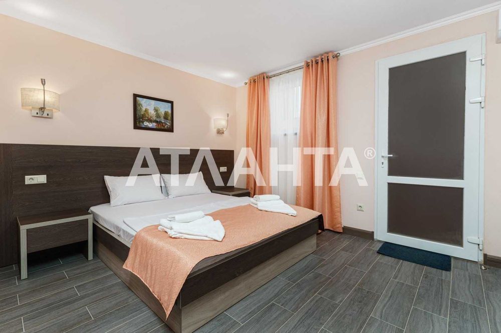 Гостиница в пешей доступности 13 фонтана! Бассейн!