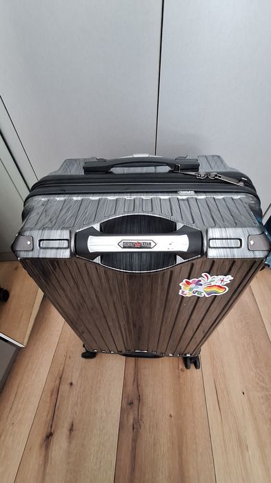 Średnia walizka z tworzywa. Użyta 1x