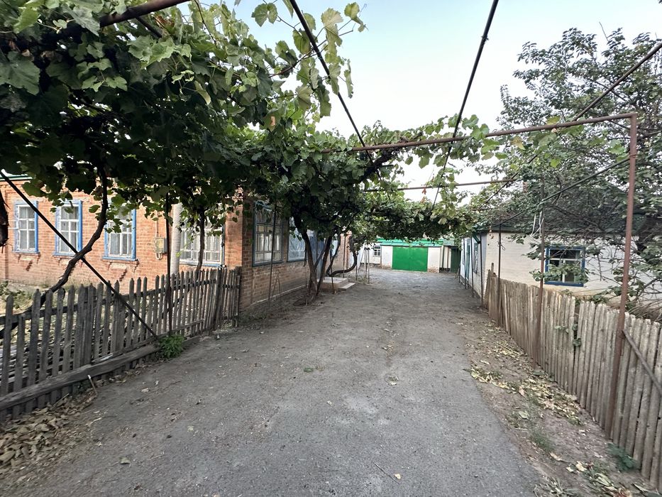 будинок з земельною ділянкою