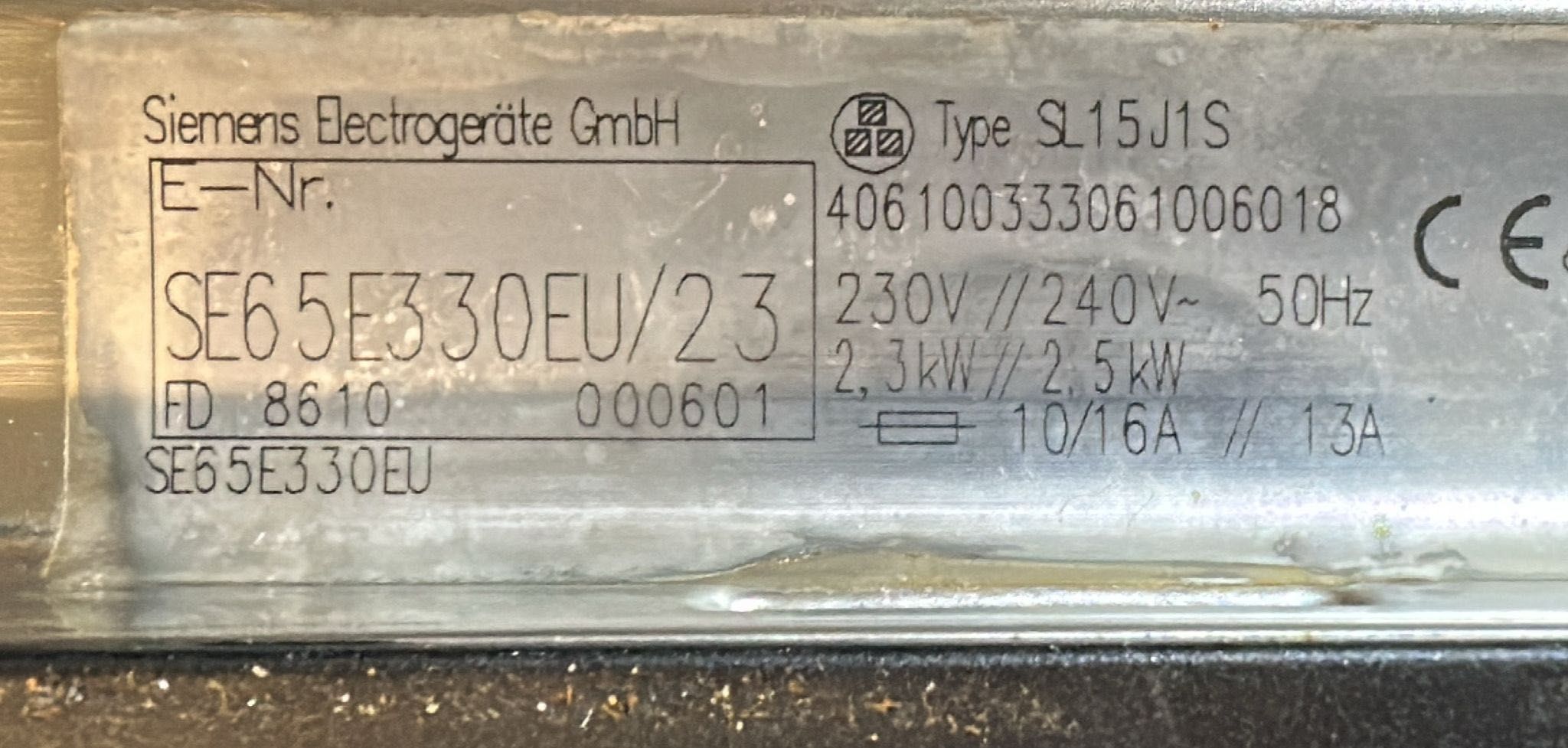 Frigorífico AEG e máquina de louça Siemens, ambos de encastrar