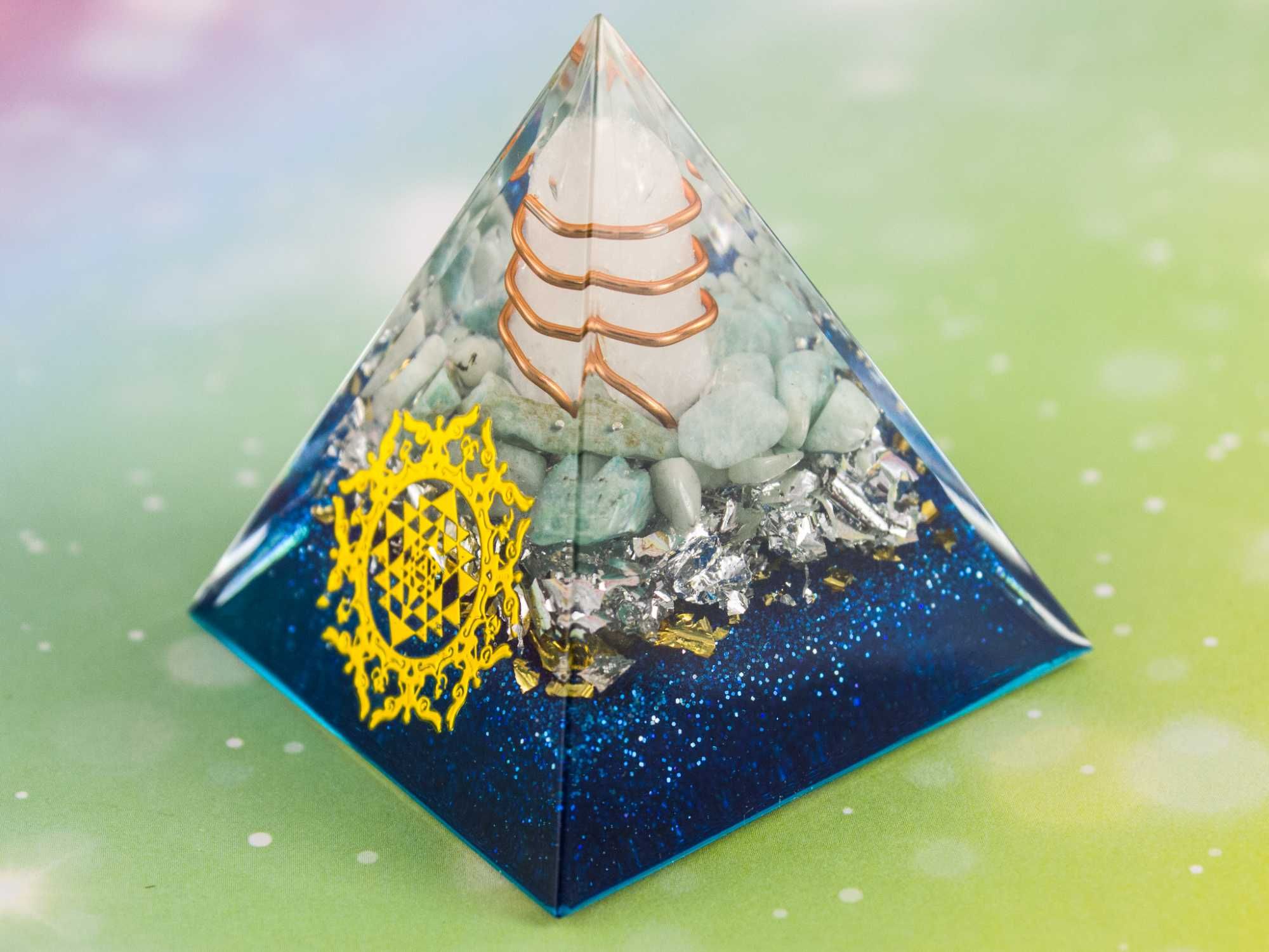 Piękna Piramida Orgonit Amazonit Kryształ Biały Żywica Śri Jantra 5cm