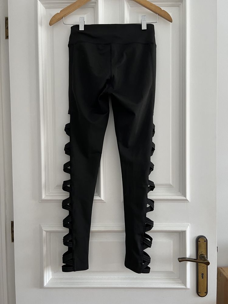 Leggings pretas com tiras cruzadas