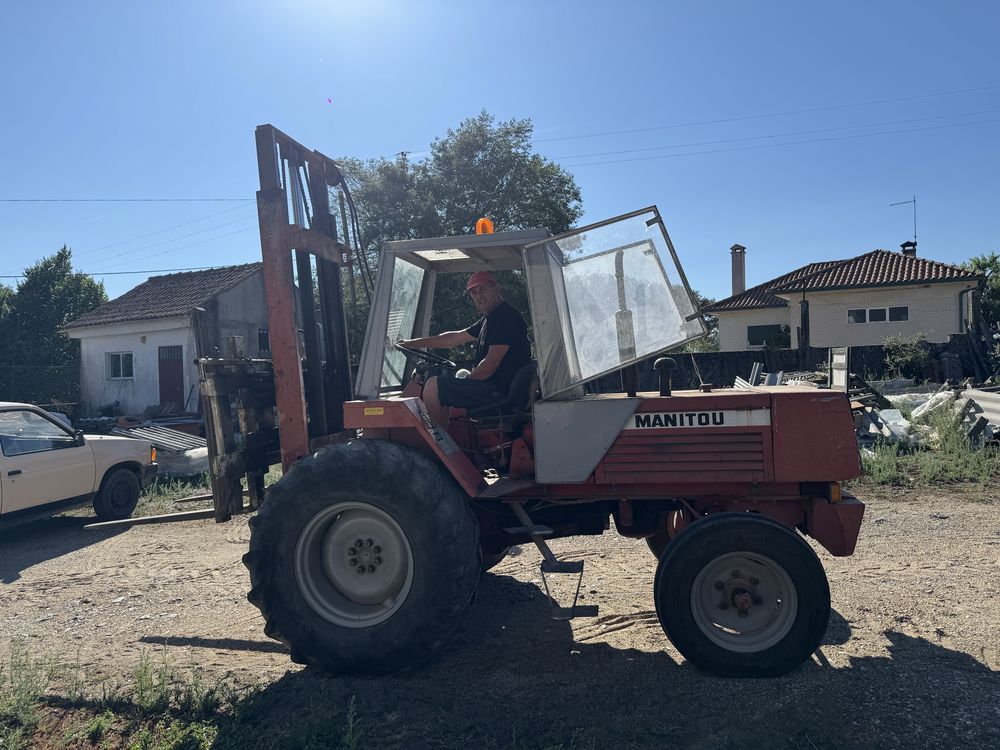 Empilhador Manitou com garfos e balde