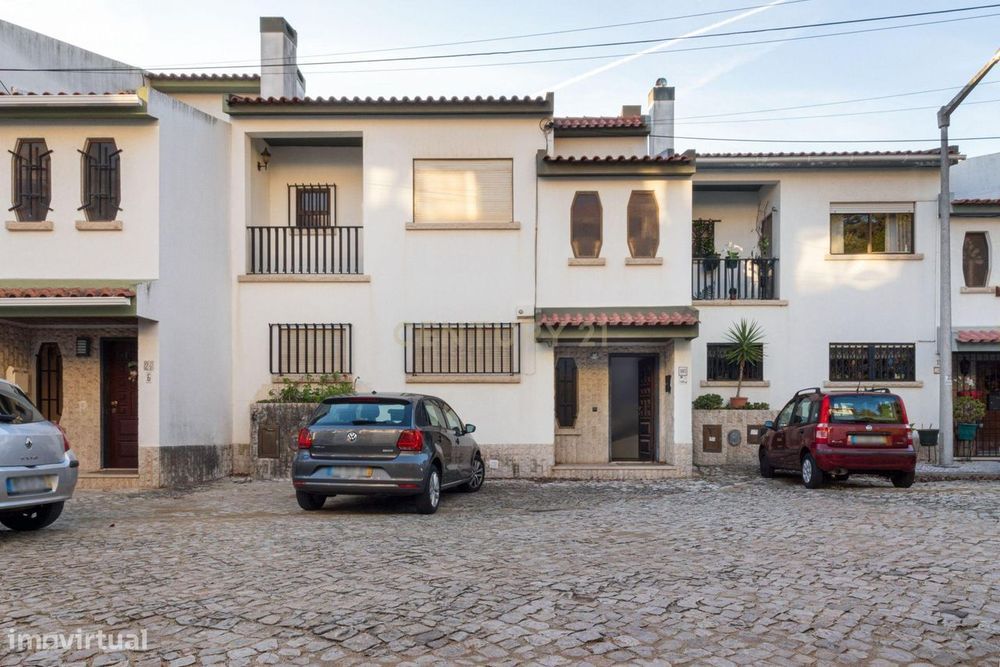 Moradia T4+1 com jardim e piscina, em Carcavelos, Cascais. Para Arrend