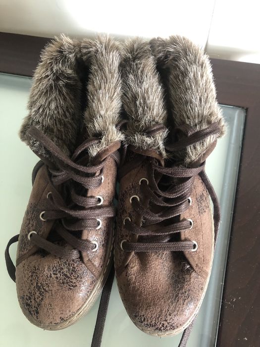 Botas castanhas, Victoria