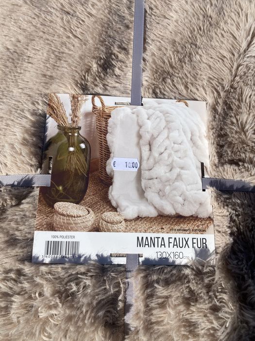 Mantas de pelo cinza e castanha