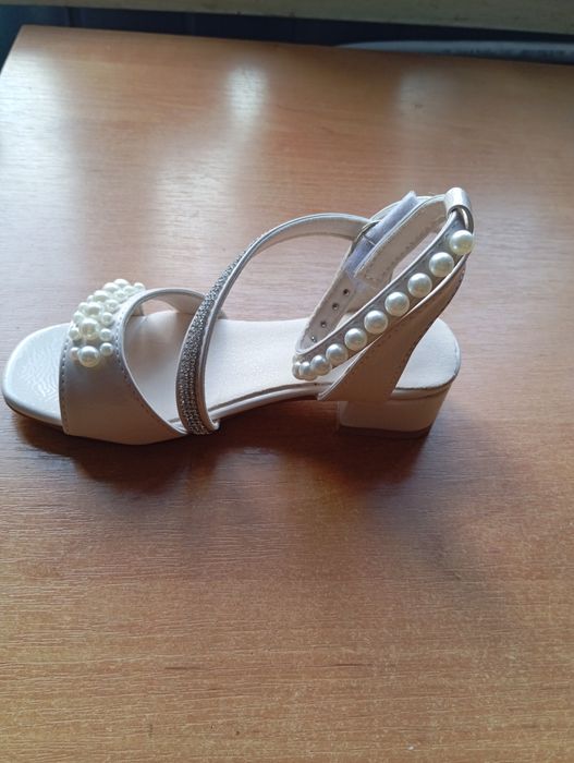 Продам детские босоножки