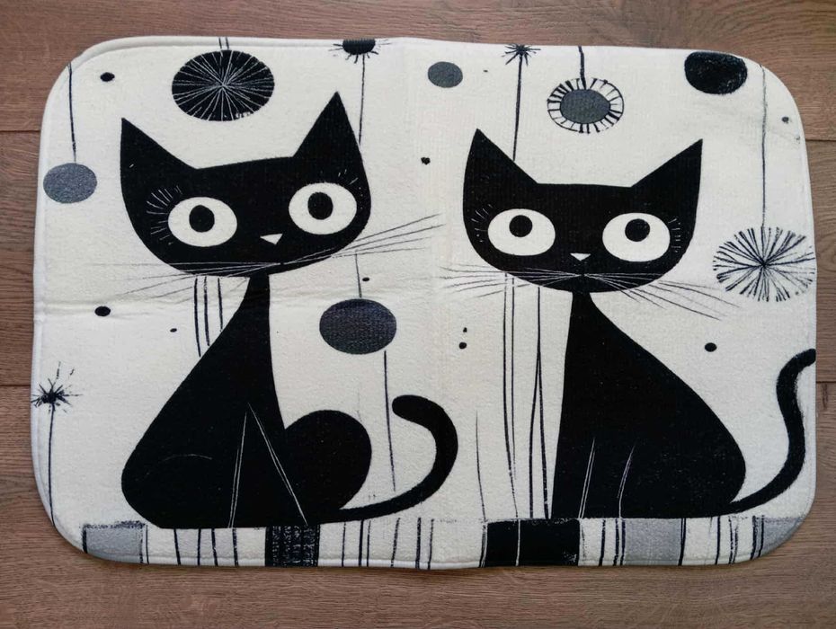 Dywanik łazienkowy z dwoma czarnymi kotami