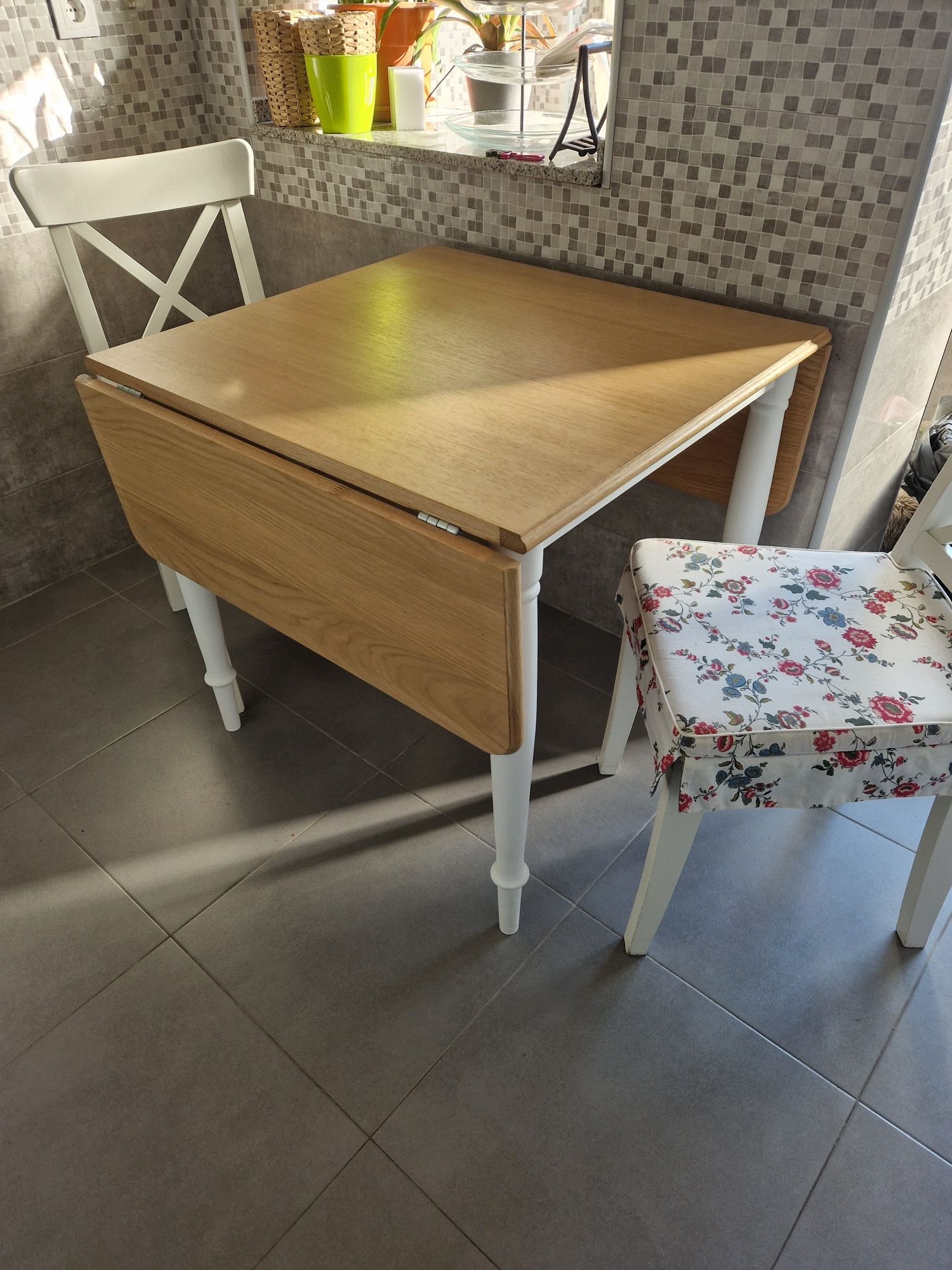Mesa ikea extensível madeira com duas cadeiras
