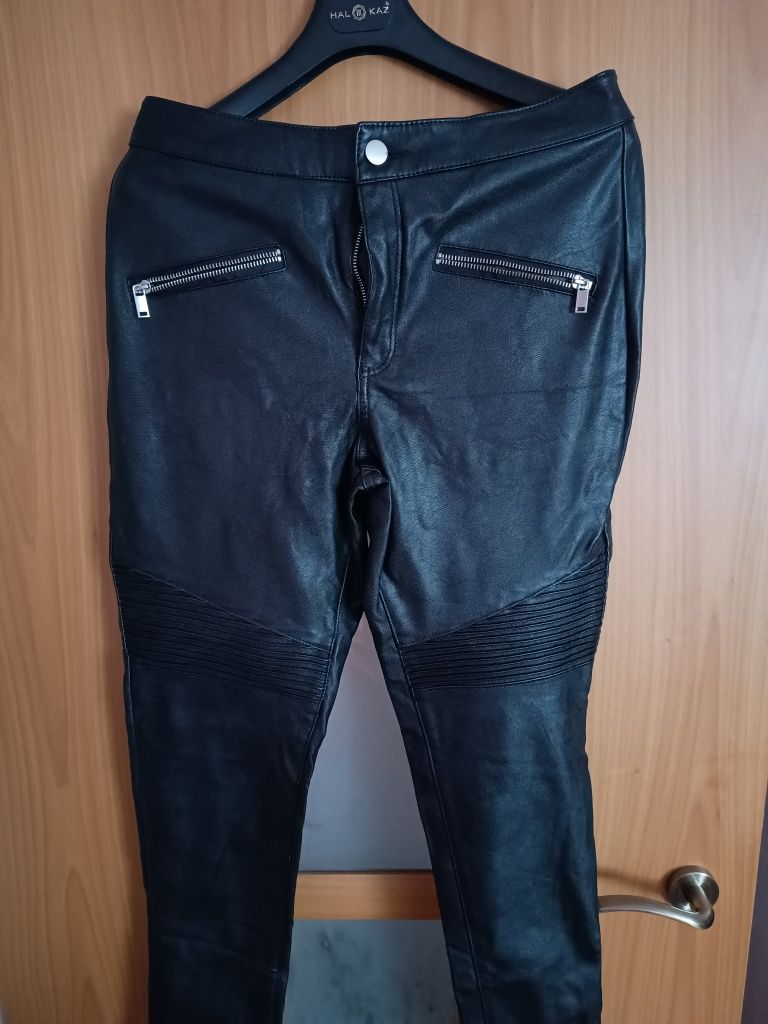 Czarne spodnie z Eco skóry rozmiar 40
