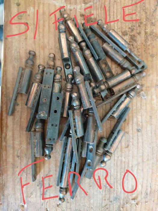 Dobradiças novas com 30 mais de anos . Com marcas do tempo. Cozinha