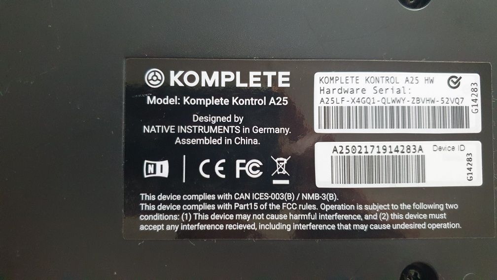 Teclado Komplete Kontrol A25