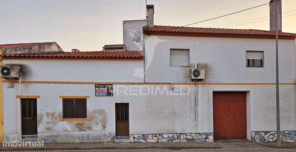 Moradia de 2 andares com grande potencial em Alter do Chão