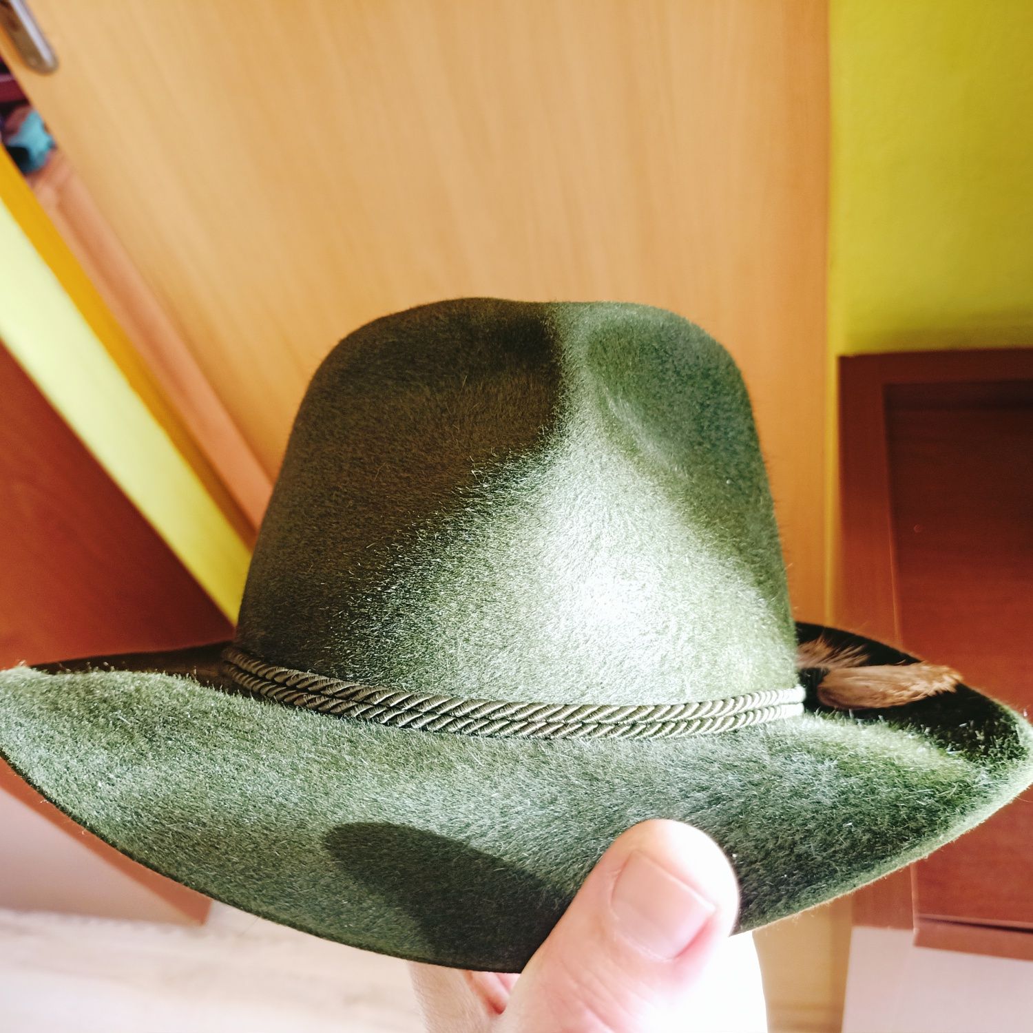 Kapelusz typu fedora z chwostem. Rozmiar 57 .
