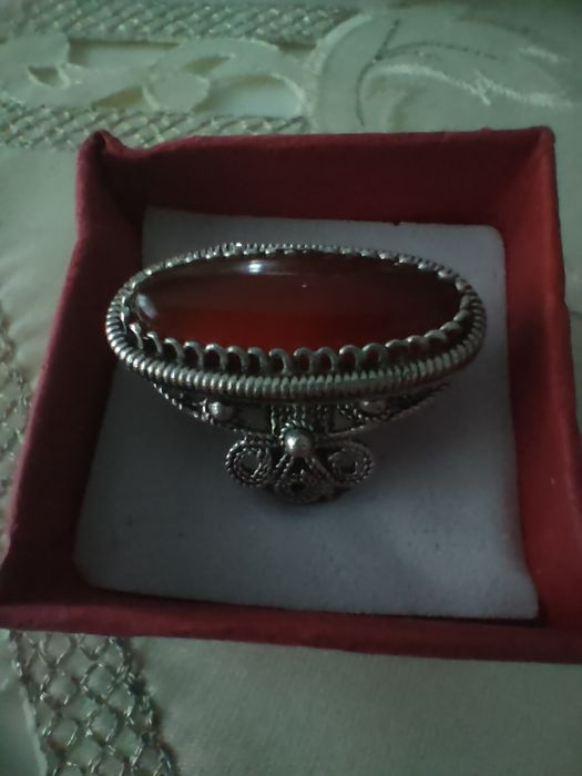 Srebrny pierścionek z dużym koniakowym oczkiem