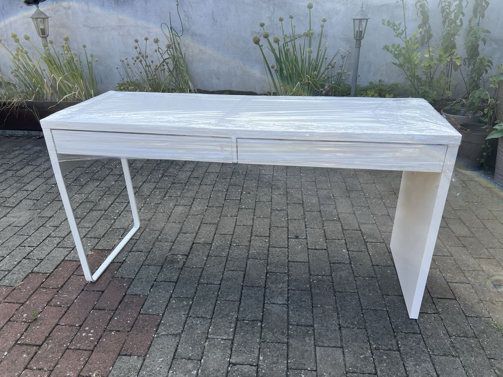 Białe biurko MICKE IKEA z dwoma szufladami. 142x50cm