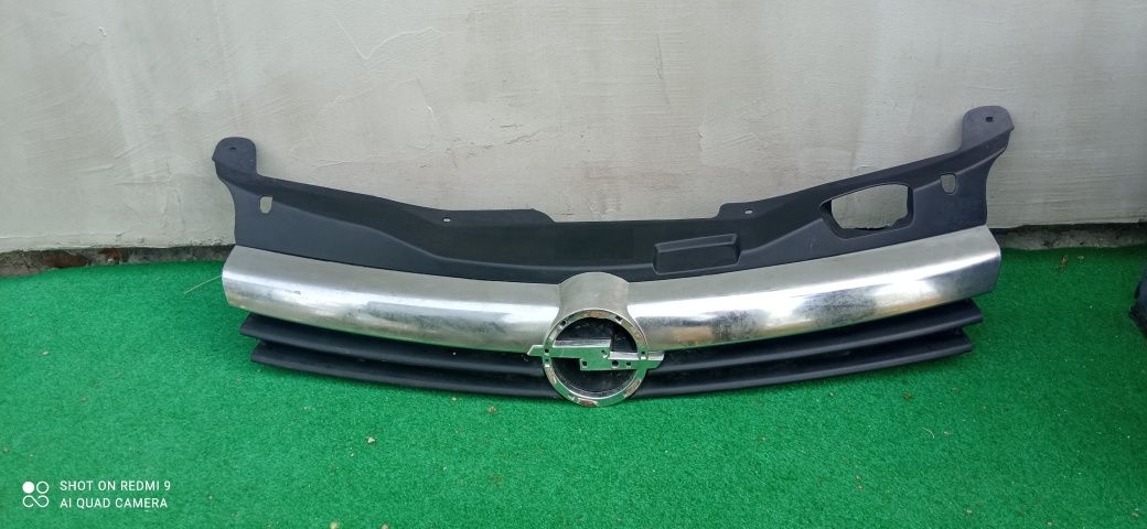 Grill srebrny Opel Astra H