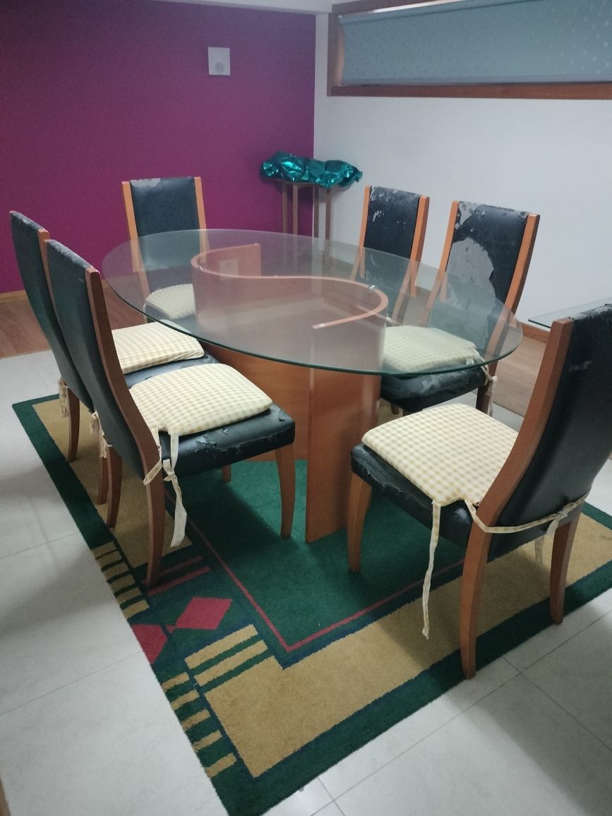 Sala de estar, jantar e quarto solteiro.