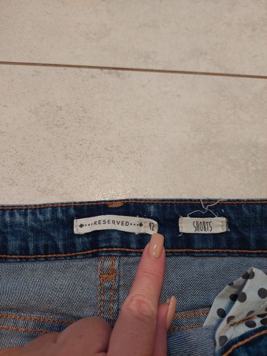 Krótkie spodenki jeans Reserved