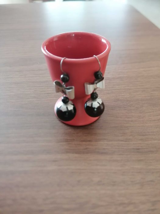 Kolczyki wiszące kuleczki czarne z kokardkami srebrnymi.Lekkie.