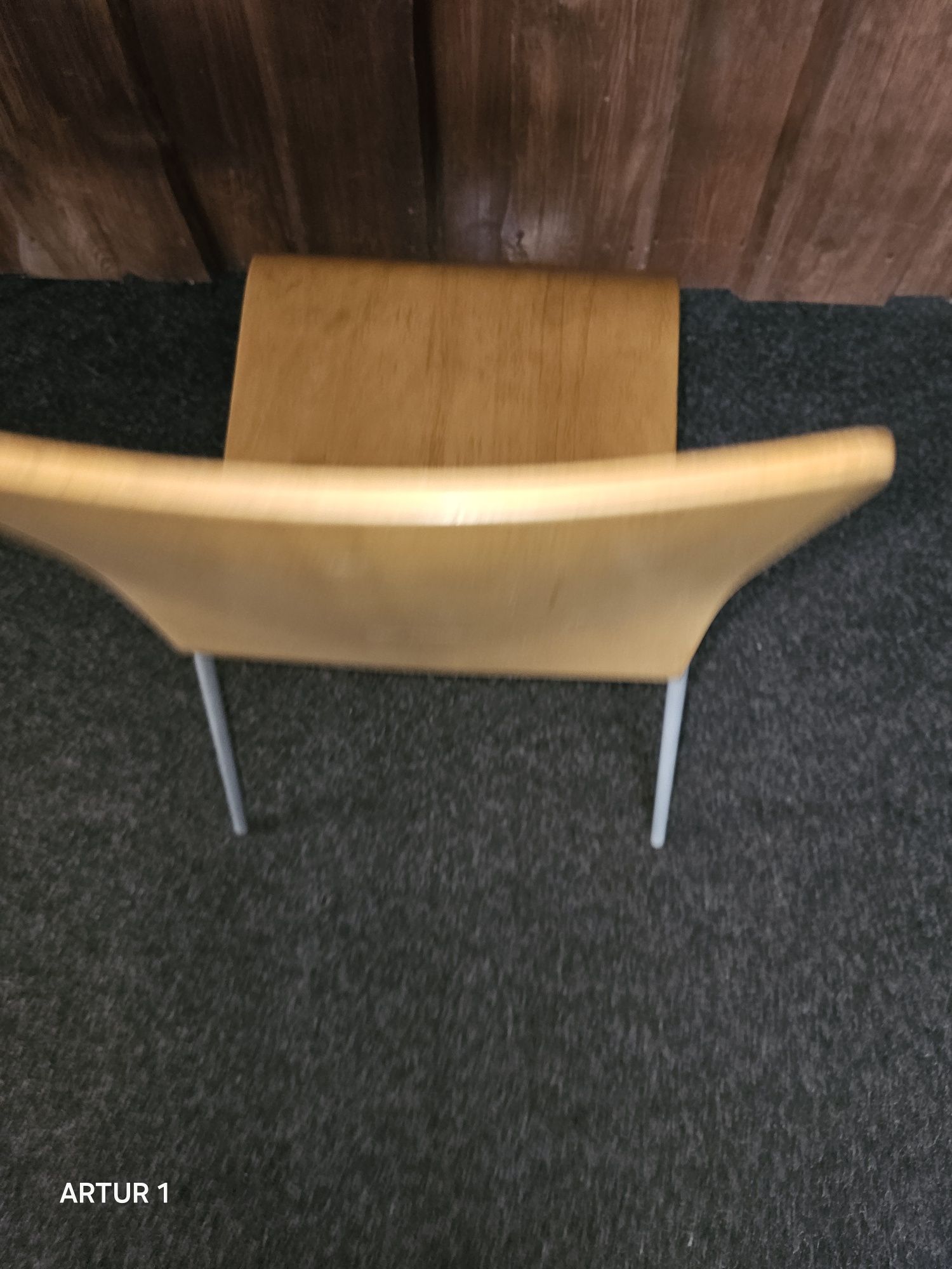Krzesła drewniane  ze sklejki na metalowych nogach