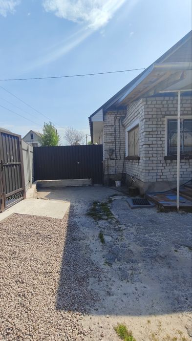 Продаж будинку в ближньому пригороді. Торг.