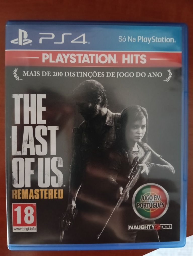 PS4 com 2 comandos e 6 jogos