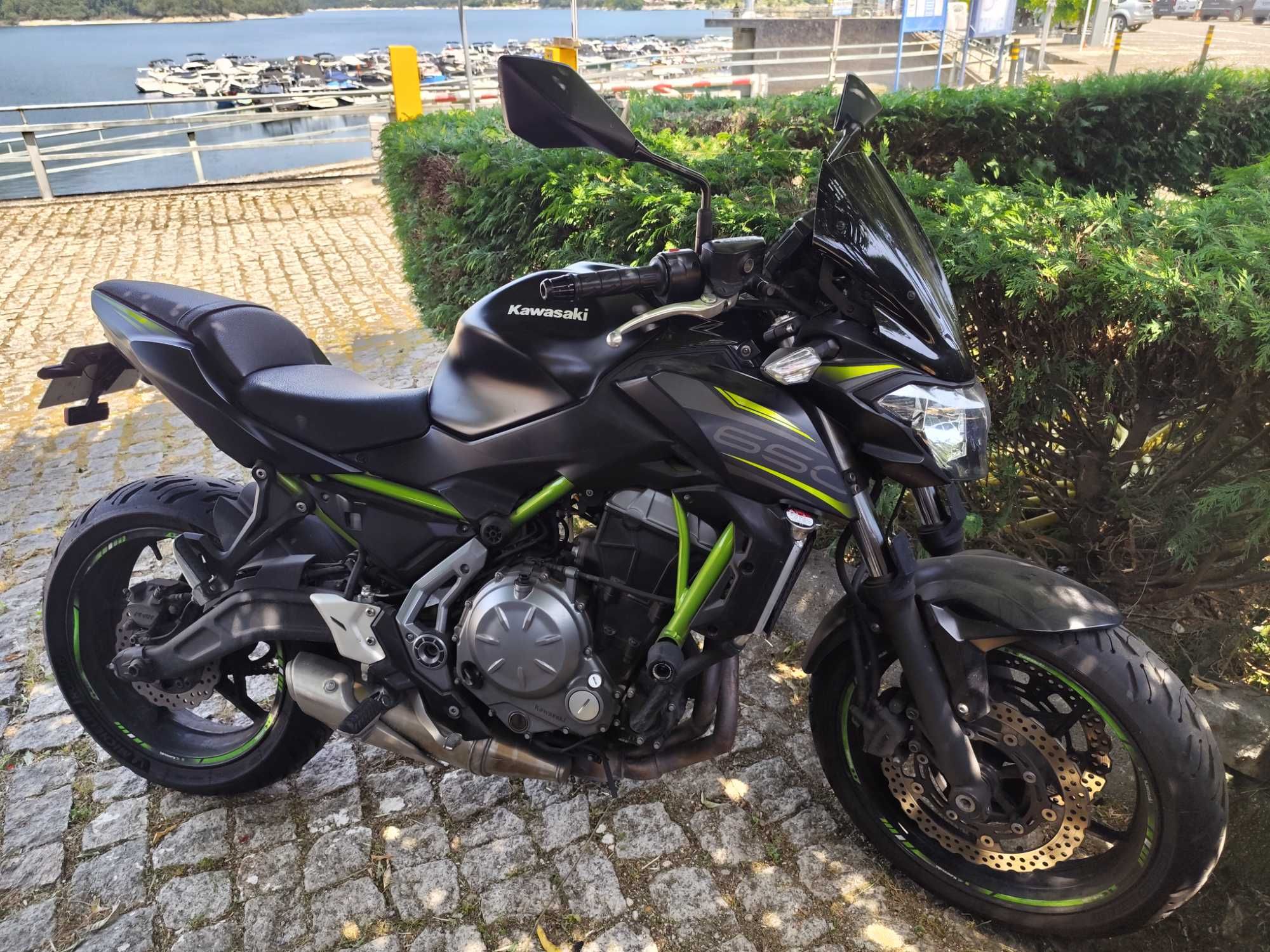 Kawasaki Z650 em excelente estado