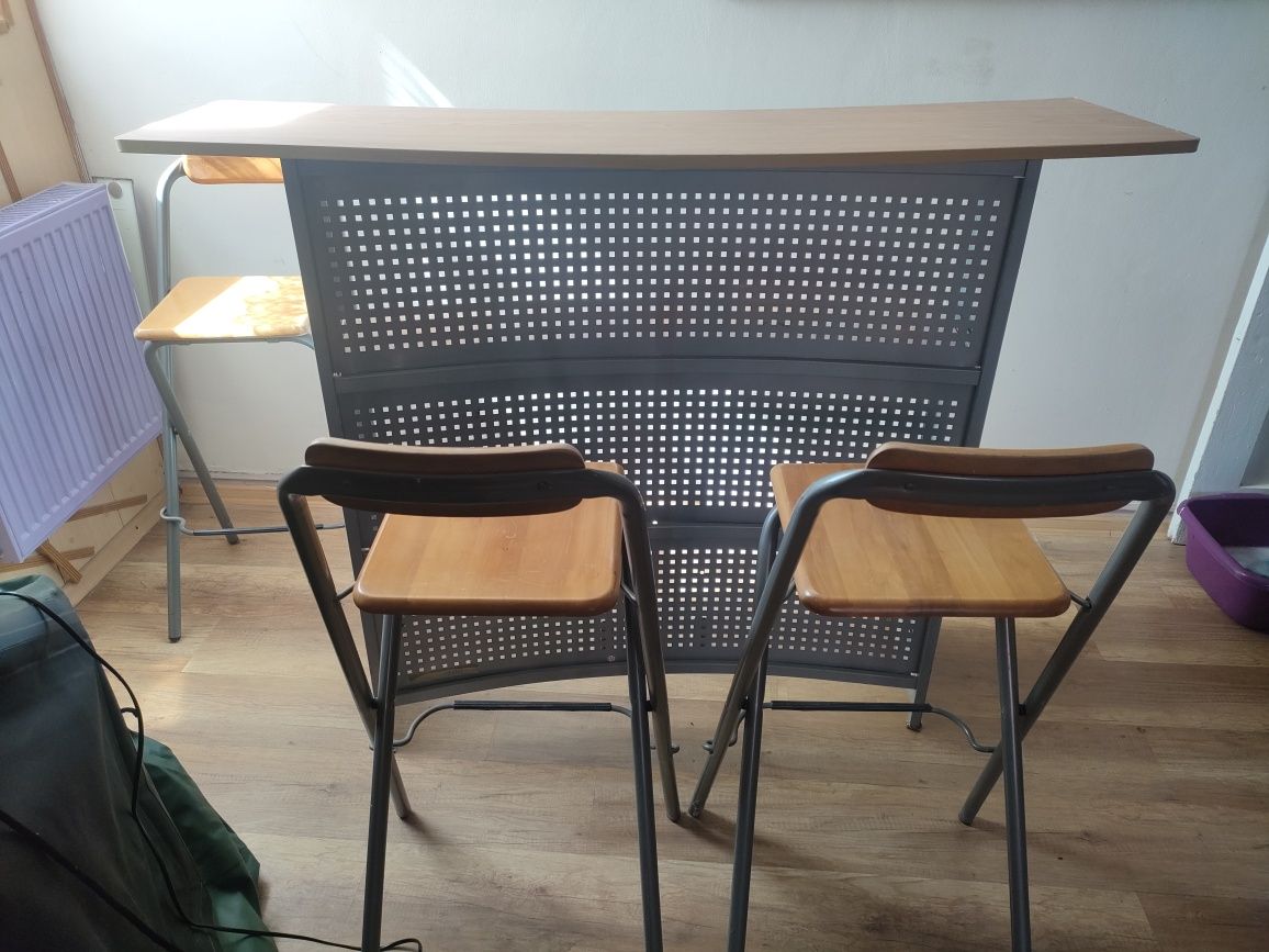 Stół barowy z krzesłami