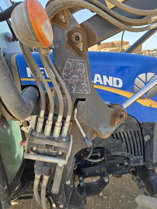 Trator New Holland T4.95 com Carregador Frontal