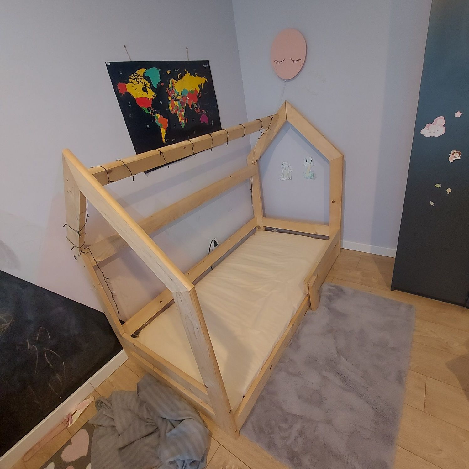 Sprzedam drewniane  łóżko domek 160x80 uzywane
