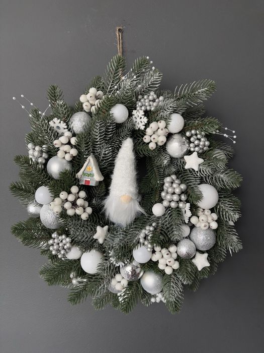 Świąteczny wianek bożonarodzeniowy biało srebrny z krasnalem