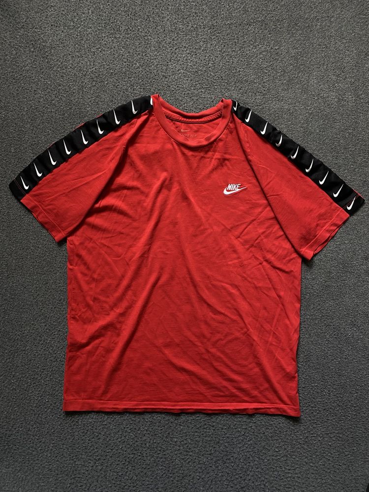 Футболка Nike на лампасах Розмір: L (поло, найк)