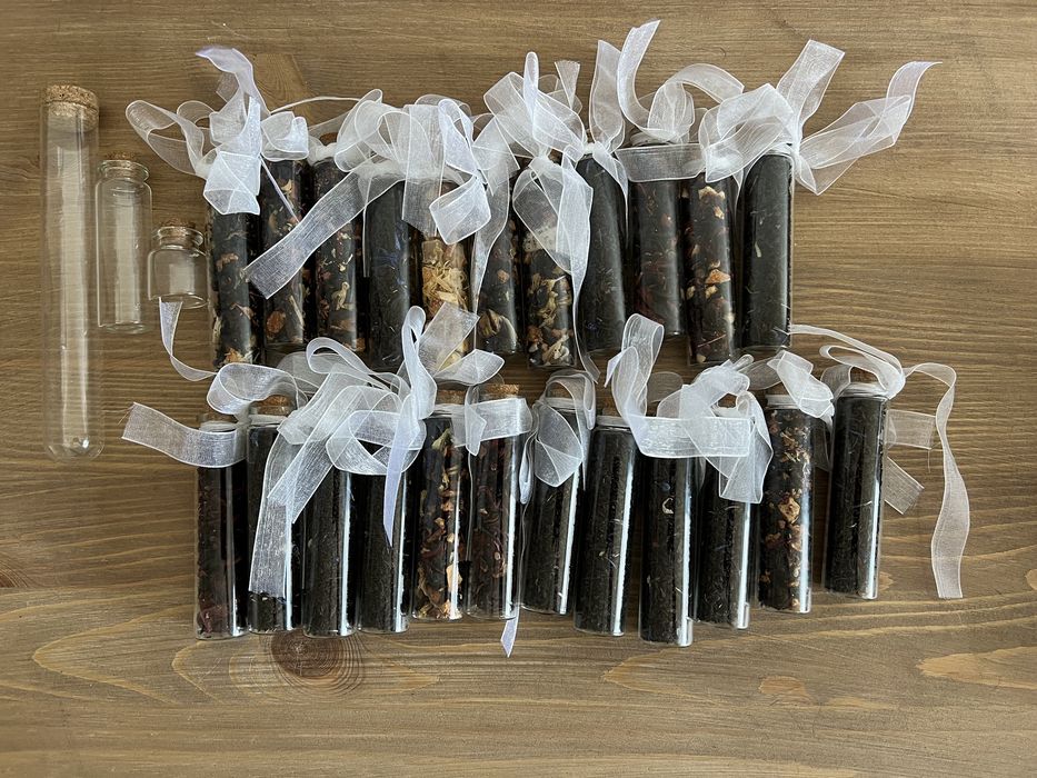 Prezent dla gości weselnych, fiolki z herbatą